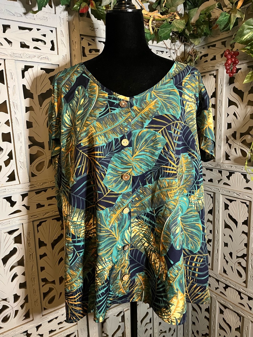 VIBRANT TROPICAL GREEN YELLOW & BLUE JUNGLE PRINT PLUS SIZE TOP